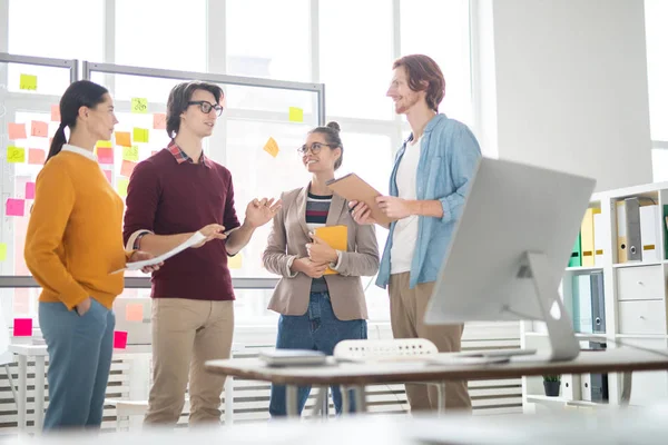 Grupo Quatro Jovens Colegas Casuais Que Fazem Brainstorming Discutem Suas — Fotografia de Stock