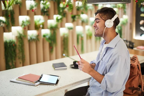 Ευτυχισμένος Νέος Meloman Ακούγοντας Αγαπημένα Του Τραγούδια Στα Ακουστικά Και — Φωτογραφία Αρχείου