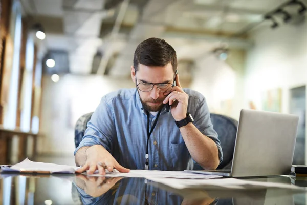 Retrato Del Hombre Barbudo Hablando Por Teléfono Mientras Trabajaba Una — Foto de Stock