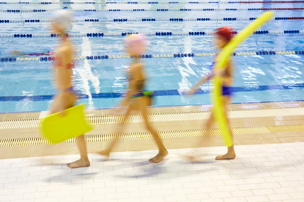 Rozmazaný Pohyb Skupiny Dětí Plaveckým Nudlemi Prkny Chůze Straně Bazénu — Stock fotografie