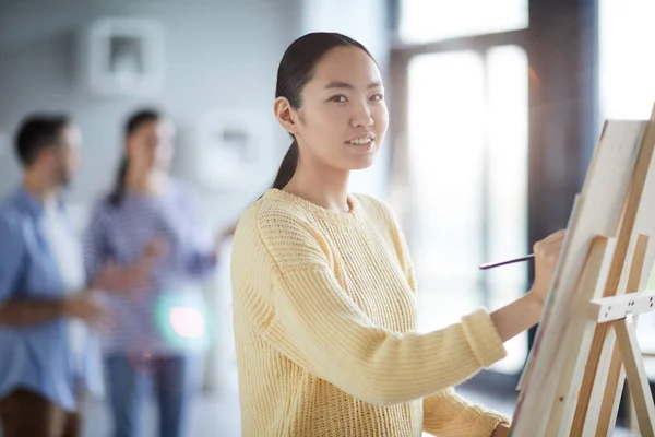 Casual Asian Girl Looking You While Standing Easel Painting Lesson — Stock Photo, Image