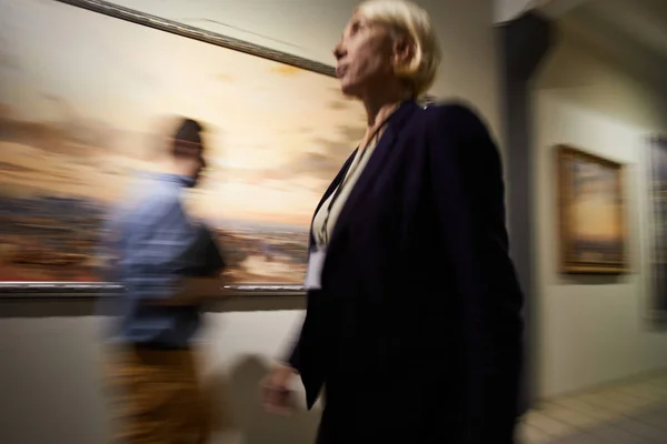 現代美術ギャラリー 美術館 コピー領域のホールを歩いて人々 のぼやけ図形 — ストック写真