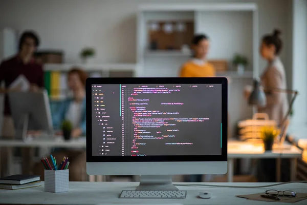 Local Trabalho Desenvolvedor Programador Com Tela Computador Com Dados Codificados — Fotografia de Stock