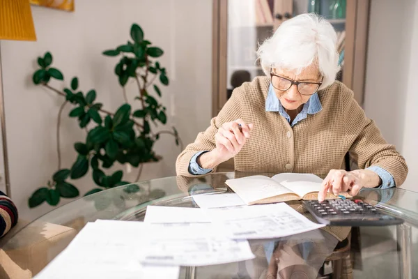 Portretul Cald Tonifiat Femeii Vârstă Care Completează Formularele Fiscale Domiciliu — Fotografie, imagine de stoc