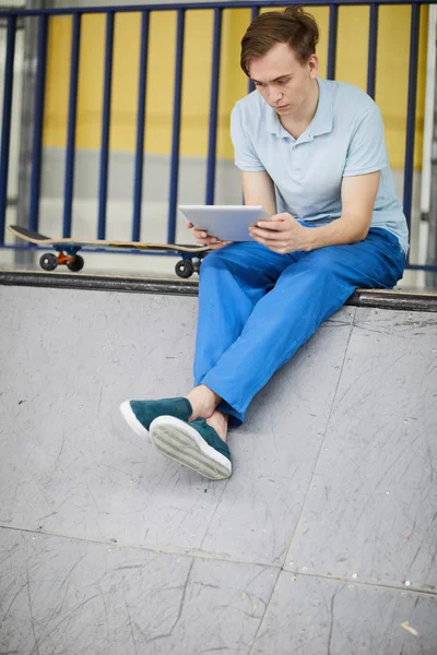 Giovane Skateboarder Contemporaneo Con Tablet Che Guarda Corso Online Pratica — Foto Stock