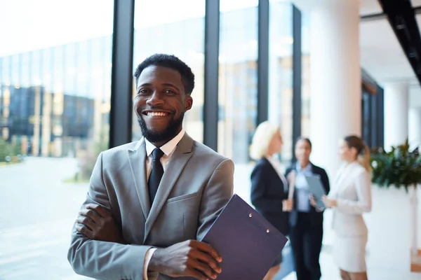 Jonge Vrolijke Afro Amerikaanse Ondernemer Makelaar Met Toothy Glimlach Overschrijding — Stockfoto