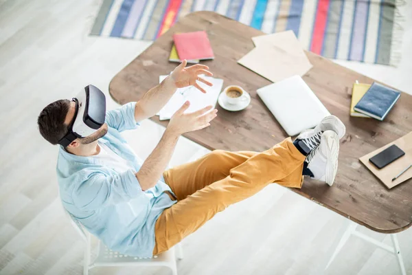 Uomo Affari Casual Con Goggle Seduto Sul Posto Lavoro Con — Foto Stock