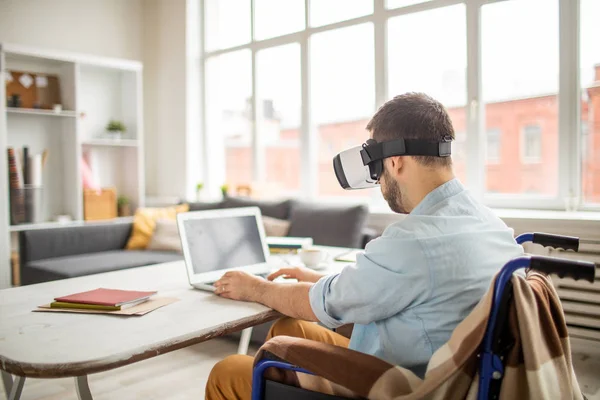 Zakenman Met Goggle Zittend Rolstoel Voor Laptop Netwerken Tijdens Het — Stockfoto