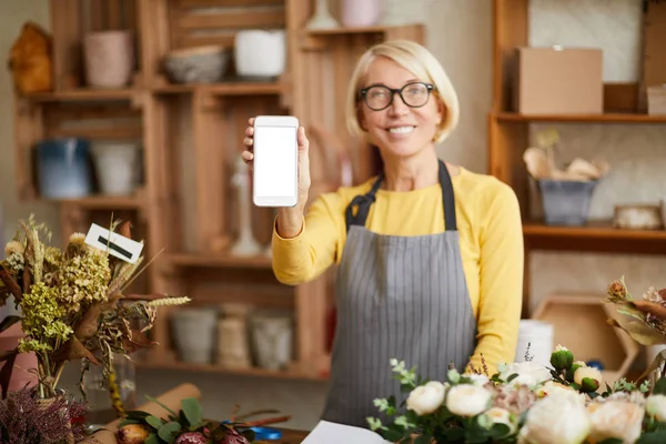 Midja Upp Porträtt Mogna Kvinnliga Florist Holding Smartphone Med Blank — Stockfoto
