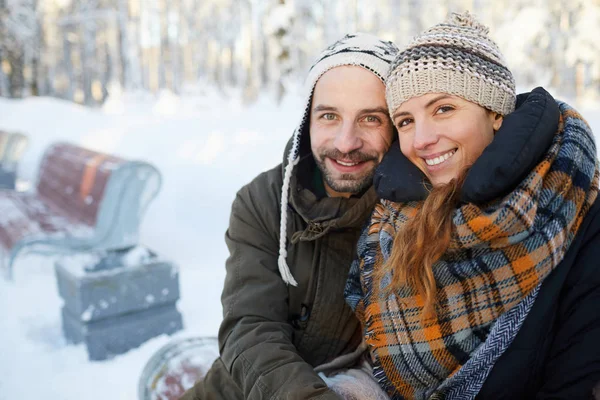 Porträtt Glada Vuxna Par Kul Vinter Skog Och Ler Kopia — Stockfoto