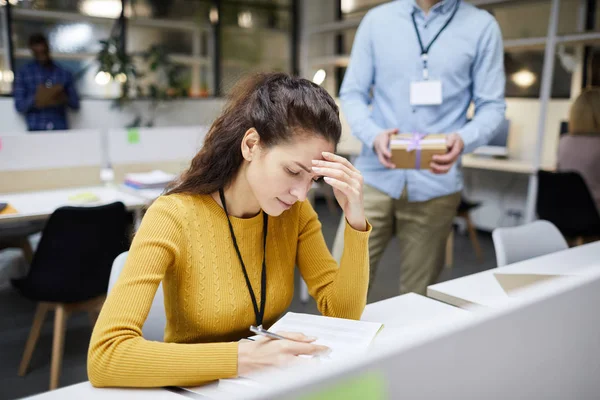 Grave Chateado Jovem Mulher Cansado Trabalho Sentado Mesa Escritório Esfregando — Fotografia de Stock