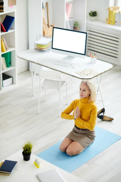 Hoge Hoek Portret Van Hedendaagse Volwassen Zakenvrouw Doen Yoga Kantoor — Stockfoto