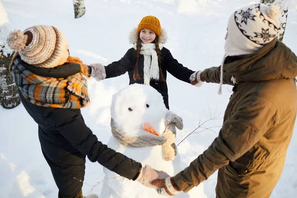 Hoge Hoek Portret Van Happy Family Building Snowman Winterbos Lachen — Stockfoto