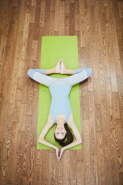 Yoga Yapan Kameraya Gülümseyen Bakarak Güzel Genç Kadının Üst Görünümü — Stok fotoğraf