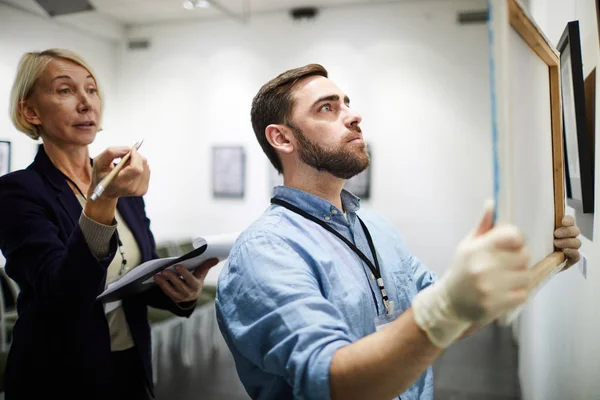 Kant Weergave Portret Van Twee Museum Werknemers Opknoping Van Foto — Stockfoto