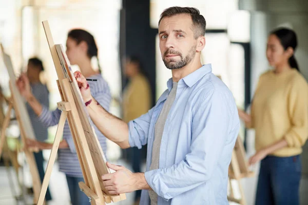 Joven Con Camisa Mirándote Pie Junto Caballete Aprendiendo Pintar Hacer — Foto de Stock