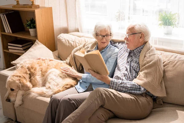 Wide Angle Portrait Happy Senior Couple Reading Book Sitting Couch — 스톡 사진