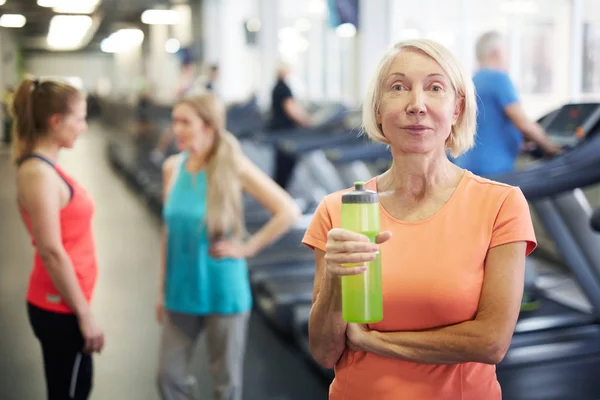 Donna Bionda Matura Abbigliamento Sportivo Possesso Bottiglia Plastica Con Acqua — Foto Stock