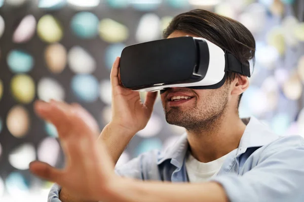 Joven Hombre Feliz Gafas Disfrutando Viajes Virtuales Tocar Nueva Realidad —  Fotos de Stock