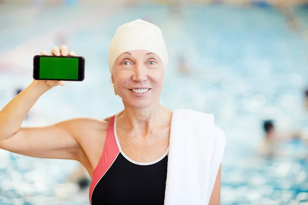 Kopf Und Schultern Porträt Der Aktiven Seniorin Präsentiert Mobile Anwendung — Stockfoto