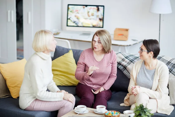 Retrato Tres Mujeres Adultas Jugando Juegos Adivinanzas Divirtiéndose Casa Espacio — Foto de Stock