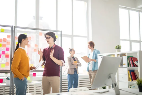 Dois Jovens Economistas Casualwear Discutindo Ideias Criativas Para Projeto Com — Fotografia de Stock