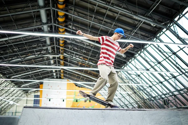 Příležitostný Puberťák Který Stojí Skateboard Při Cvičení Parkur Zvláštní Ploše — Stock fotografie