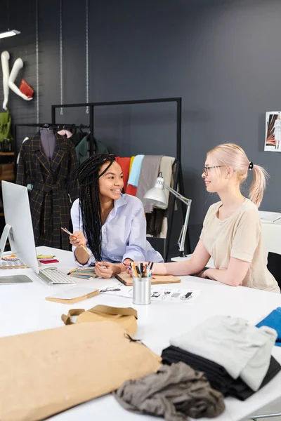 Modedesigner Sitzen Mit Computer Palette Und Stoff Tisch Und Beraten — Stockfoto