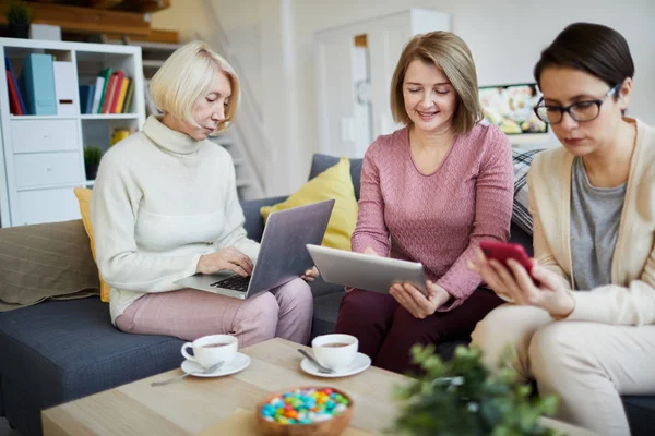 Retrato Tres Mujeres Modernas Usando Gadgets Sentados Mesa Juntos Espacio — Foto de Stock