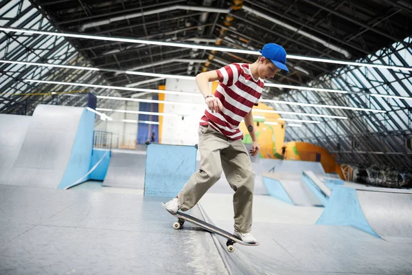 Aktivní Chlapík Přesnotě Stojící Skateboard Při Sestupování Speciálním Parkur Nebo — Stock fotografie