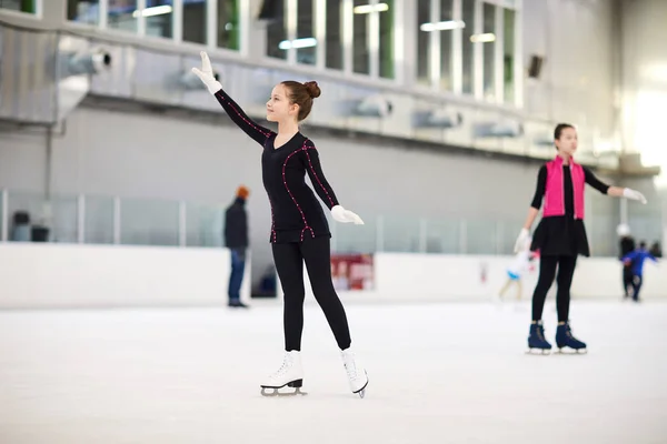 アイスリンクでスケート優雅な十代の少女フィギュアのフルレングスの肖像画 コピースペース — ストック写真
