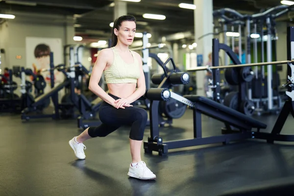 Joven Morena Activa Forma Haciendo Ejercicio Para Estirarse Suelo Centro — Foto de Stock