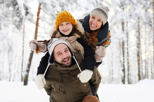 Portret Van Speelse Gelukkige Familie Winterbos Kijkend Naar Camera Glimlachend — Stockfoto