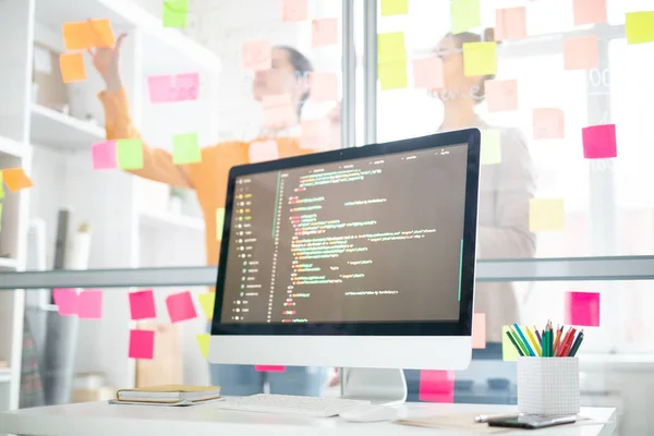 Monitor Computador Com Dados Codificados Gerentes Escritório Planejando Trabalho Colando — Fotografia de Stock