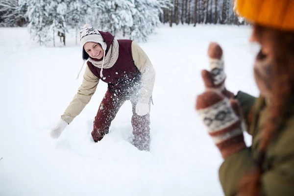 Портрет Щасливої Пари Грає Снігом Відкритому Повітрі Фокус Людині Кидає — стокове фото