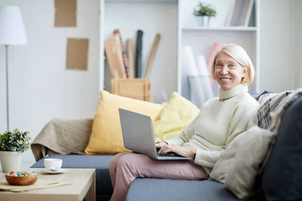 Retrato Mujer Madura Moderna Usando Ordenador Portátil Mirando Cámara Mientras — Foto de Stock