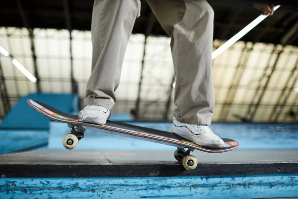 Contemporary Skateboarder Riding Edge Parkour Facilities While Training Stadium — Stock Photo, Image