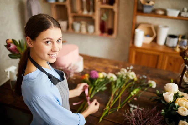 Hög Vinkel Porträtt Kvinnliga Florist Tittar Kameran Och Ler Medan — Stockfoto