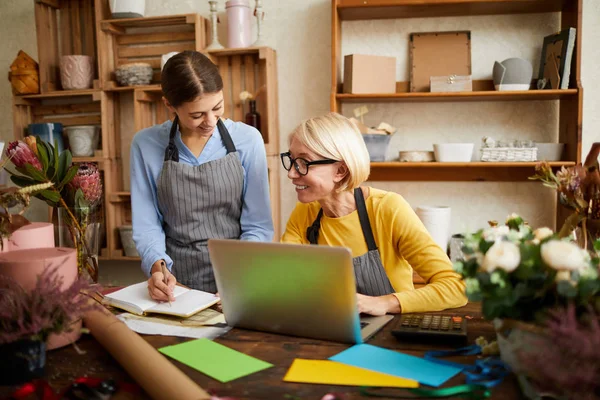 Porträtt Två Kvinnliga Företagare Använder Laptop Samtidigt Hantera Butik Kopia — Stockfoto