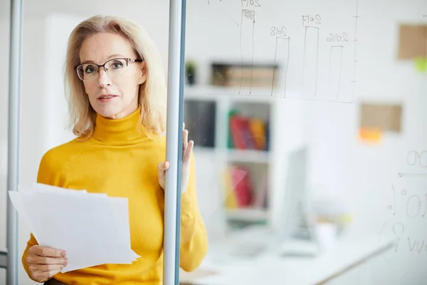 Retrato Cintura Hacia Arriba Una Exitosa Mujer Negocios Madura Mirando —  Fotos de Stock