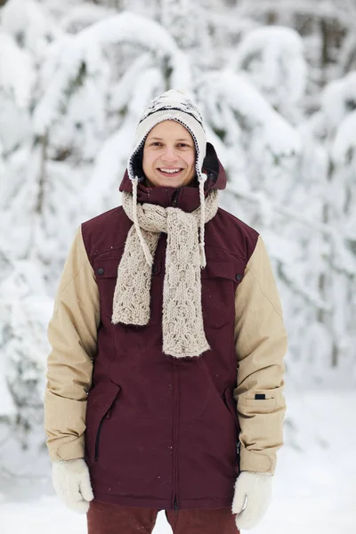 Πορτρέτο Της Χαμογελαστός Νεαρός Θέτοντας Εξωτερικούς Χώρους Χειμώνα Απολαμβάνοντας Την — Φωτογραφία Αρχείου