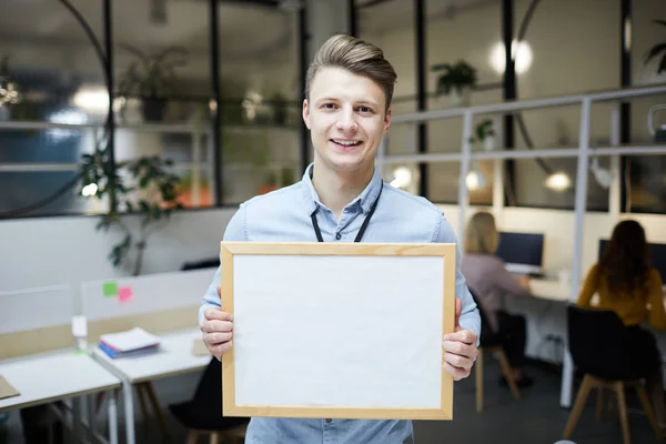 Optimistisch Knappe Jonge Werknemer Met Stijlvolle Kapsel Dragen Blue Shirt — Stockfoto