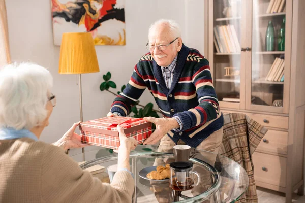 Porträt Eines Glücklichen Senioren Paares Das Hause Weihnachtsgeschenke Austauscht — Stockfoto