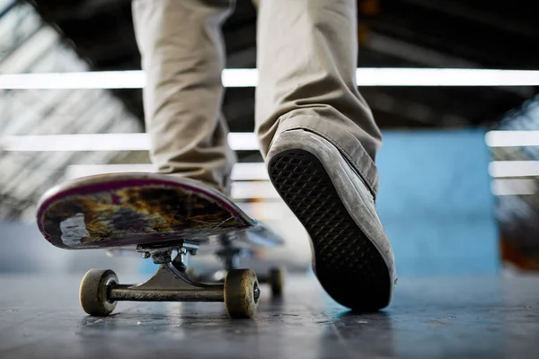 Skateboard Bergerak Maju Pada Permukaan Datar Dengan Kaki Skateboard Pria — Stok Foto