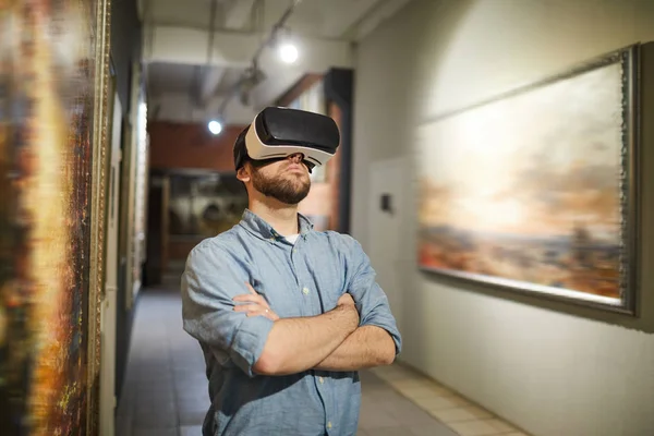 Portret Van Moderne Mens Headset Dragen Tijdens Virtuele Tour Galerie — Stockfoto