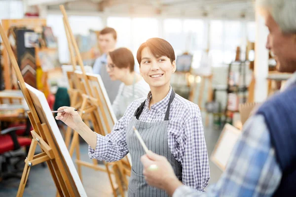 Cintura Até Retrato Mulher Jovem Sorrindo Pintura Quadro Cavalete Aula — Fotografia de Stock