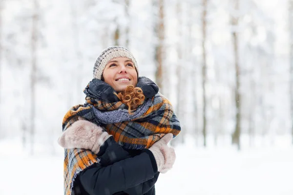 Taille Portret Van Gelukkige Jonge Vrouw Winter Bos Plezier Genieten — Stockfoto