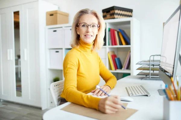 Ritratto Elegante Donna Affari Matura Che Guarda Fotocamera Sorride Mentre — Foto Stock