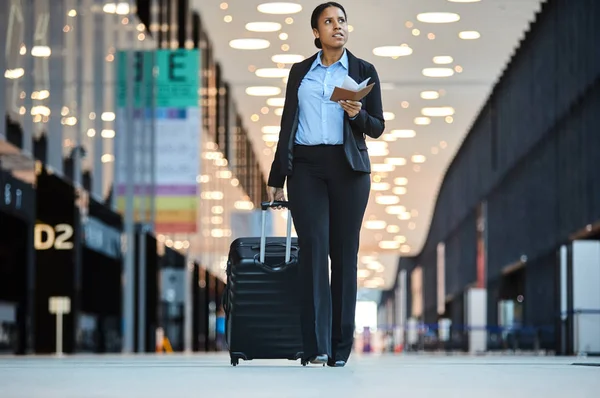 Elegante Mujer Negocios Traje Moviéndose Por Aeropuerto Mientras Busca Salida — Foto de Stock