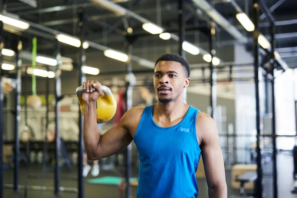 Stærk Afrikansk Amerikansk Atlet Løft Kettlebell Med Højre Hånd Cross - Stock-foto